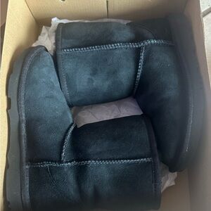 UGG Kids SZ 2 Black Boots. New in Box